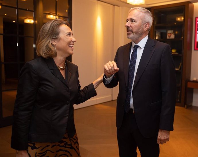 La secretaria del PP, Cuca Gamarra y el presidente del Gobierno de Aragón, Jorge Azcón, durante un Desayuno Informativo de Europa Press, en el Hotel Roosewood Villa Magna, a 3 de septiembre de 2024, en Madrid (España).