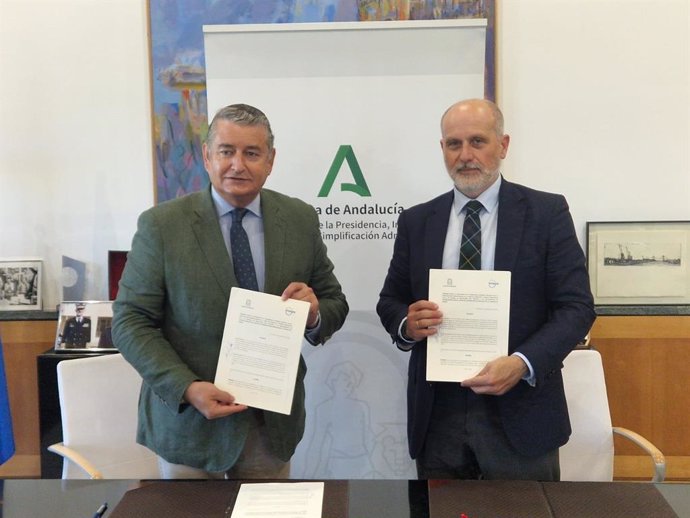 El consejero de la Presidencia, Interior, Diálogo Social y Simplificación Administrativa de la Junta de Andalucía, Antonio Sanz, y el director general de Infraestructuras de Enagás, Claudio Rodríguez.