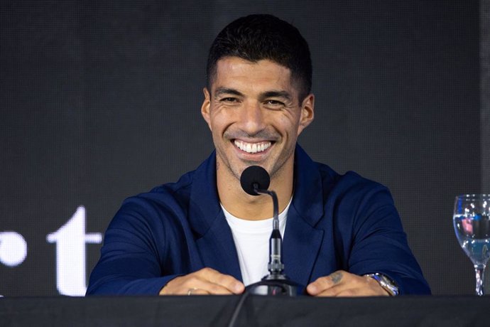 02 September 2024, Uruguay, Montevideo: Uruguayan football player Luis Suarez laughs during a press conference at the Centenario Stadium. The Uruguayan star striker Luis Suárez has announced his retirement from the national team. Photo: Santiago Mazzarovi