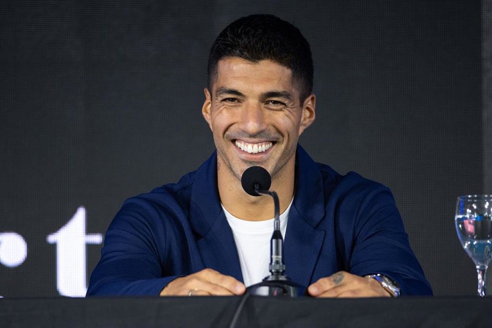 02 September 2024, Uruguay, Montevideo: Uruguayan football player Luis Suarez laughs during a press conference at the Centenario Stadium. The Uruguayan star striker Luis Suárez has announced his retirement from the national team. Photo: Santiago Mazzaro