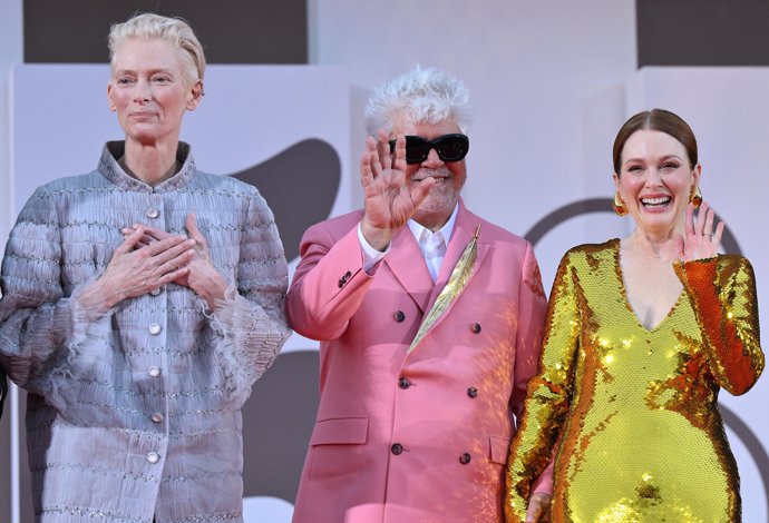 Tilda Swinton , Pedro Almodovar y Julianne Moore presentan La habitación de al lado en el Festival de Venecia