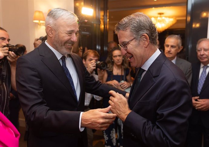 El presidente del Gobierno de Aragón, Jorge Azcón (i) y el presidente del PP, Alberto Núñez Feijóo (d), se saludan a su llegada a un Desayuno Informativo de Europa Press, en el Hotel Roosewood Villa Magna, a 3 de septiembre de 2024, en Madrid (España).