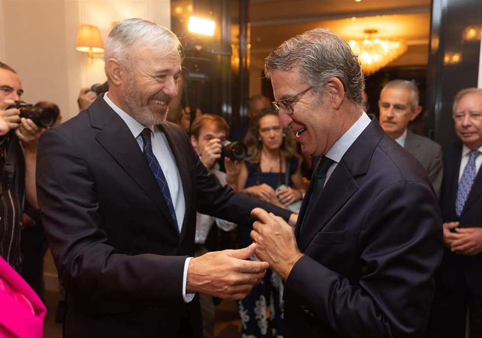 El presidente del Gobierno de Aragón, Jorge Azcón (i) y el presidente del PP, Alberto Núñez Feijóo (d), se saludan a su llegada a un Desayuno Informativo de Europa Press, en el Hotel Roosewood Villa Magna, a 3 de septiembre de 2024, en Madrid (España).