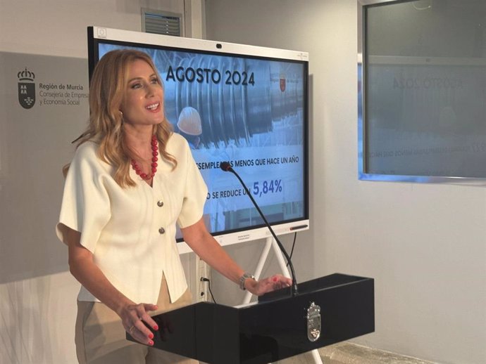 La consejera de Empresa, Empleo y Economía Social, Marisa López Aragón, en una rueda de prensa