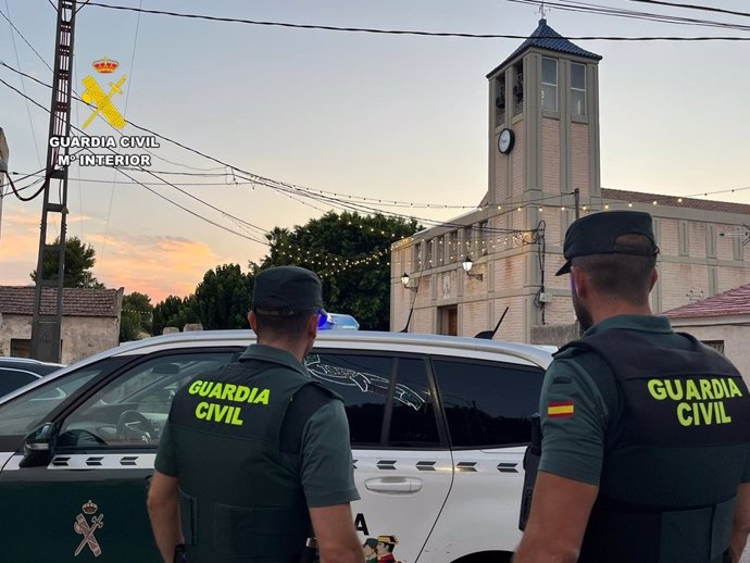 Agentes de la Guardia Civil en vehículo oficial