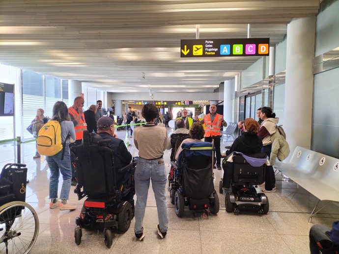 Archivo - Visita del Servicio de Promoción de la Autonomía Personal del Govern y de la Asociación de lesión medular y otras discapacidades físicas (Aspaym) en el Aeropuerto de Palma para explicar el recorrido junto al servicio 'Sin Barreras'.