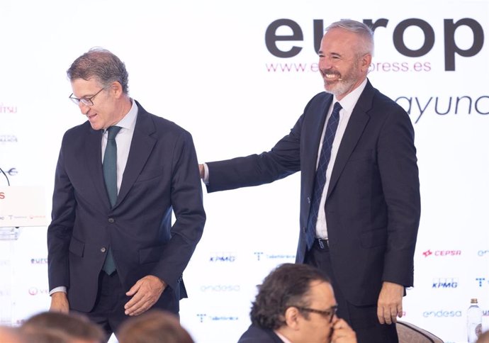 El presidente del PP, Alberto Núñez Feijóo (i) y el presidente del Gobierno de Aragón, Jorge Azcón (d), durante un Desayuno Informativo de Europa Press, en el Hotel Roosewood Villa Magna, a 3 de septiembre de 2024, en Madrid (España).