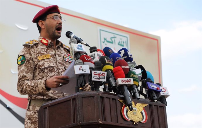 Archivo - December 15, 2023, SANAA, Sanaa, Yemen: Houthi military spokesman Yahya Saree speek at the Demonstration..Yemen's Iran-backed Houthi claimed they fired missiles at two ships in the Red Sea on Friday, as part of their campaign to pressure Israel 