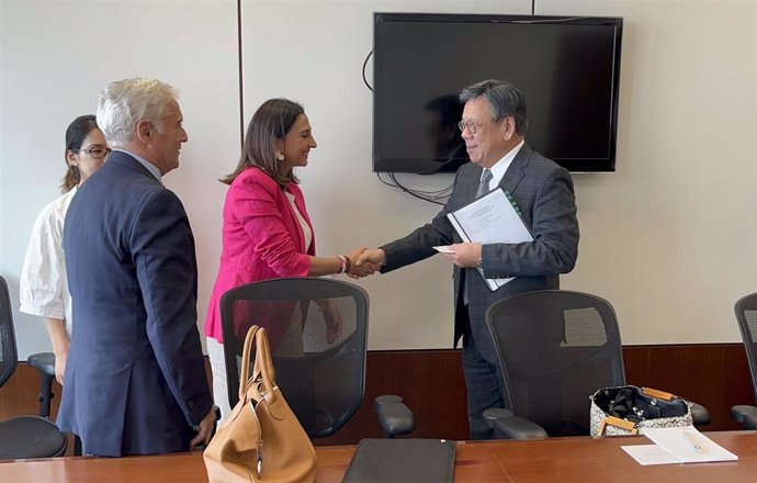 Encuentro de la consejera Sara Rubira con el secretario de Comercio y Desarrollo de la región asiática, Algernon Yau