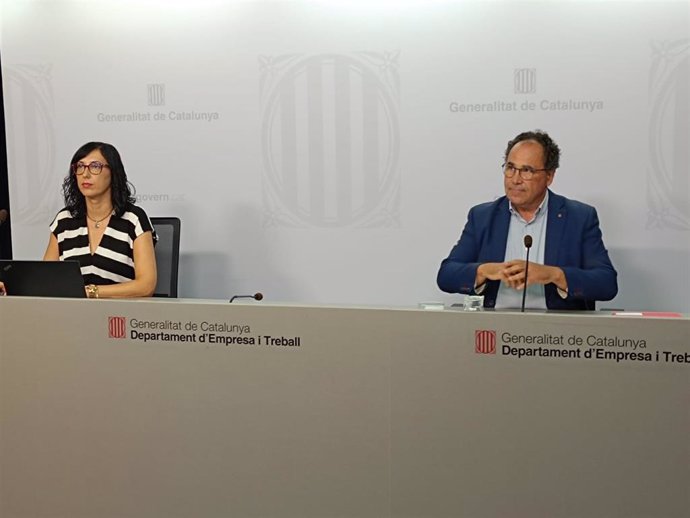 El secretario de Trabajo de la Generalitat, Enric Vinaixa, y la jefa del Observatorio de trabajo y modelo productivo de la Generalitat, Manuela Redondo