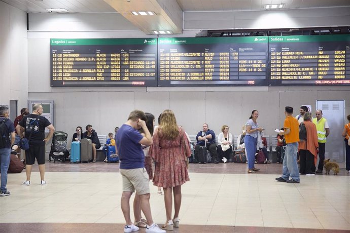 Varias personas en la estación de Chamartín, a 31 de agosto de 2024, en Madrid (España). 