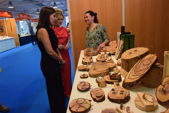 La diputada de Patrimonio, Ferias y Turismo, Mayte Megía, en la Feria de Artesanía.