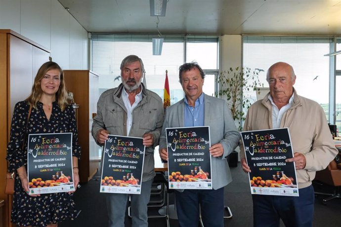 El consejero de Desarrollo Rural, Ganadería, Pesca y Alimentación, Pablo Palencia, y el alcalde de Valderredible, Fernando Fernández, presentan la XVI la Feria Alimentaria.