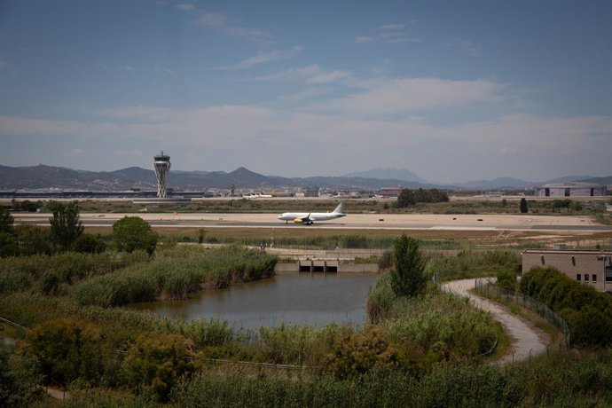 Archivo - Un avió a l'Aeroport de Barcelona