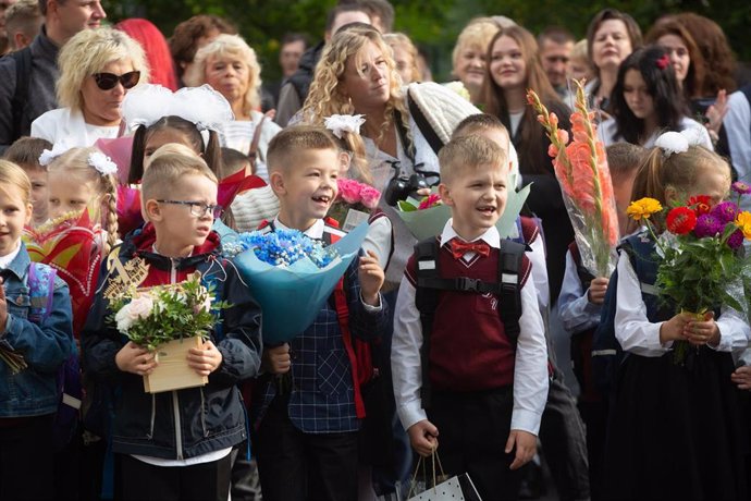 Un grupo de niños participa en el comienzo del semestre escolar en San Petersburgo