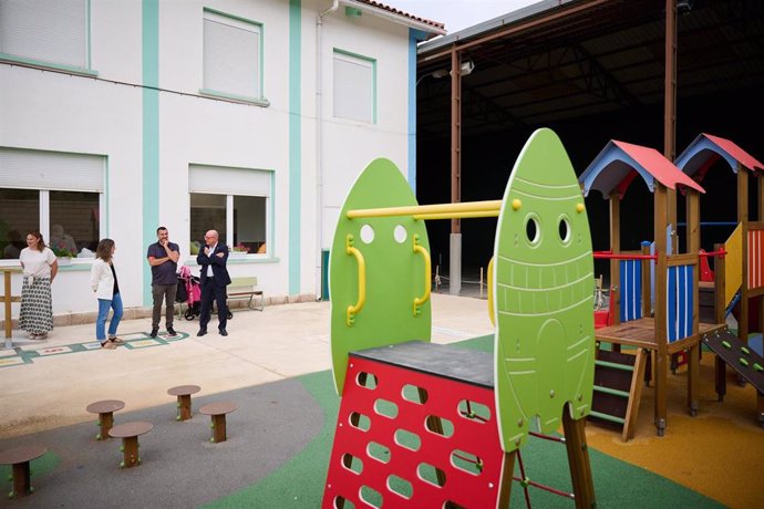 Visita de Gimeno al colegio de Arroniz.