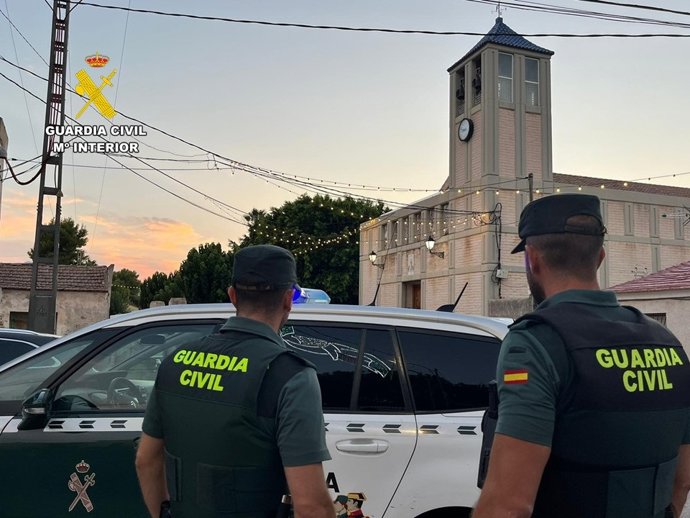 Agents de la Gurdia Civil en vehicle oficial