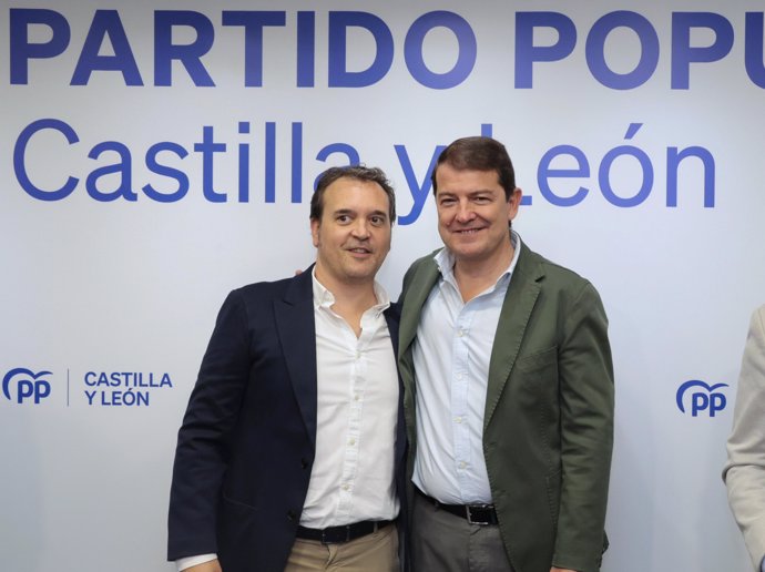 El nuevo portavoz del Grupo Popular en las Cortes, Ricardo Gavilanes, y el presidente de la Junta y el PP, Alfonso Fernández Mañueco, tras la reunión del Comité Ejecutivo.