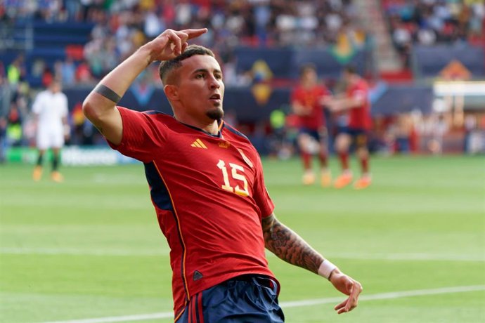 Archivo - El atacante Yeremy Pino celebra un gol con la selección española. 