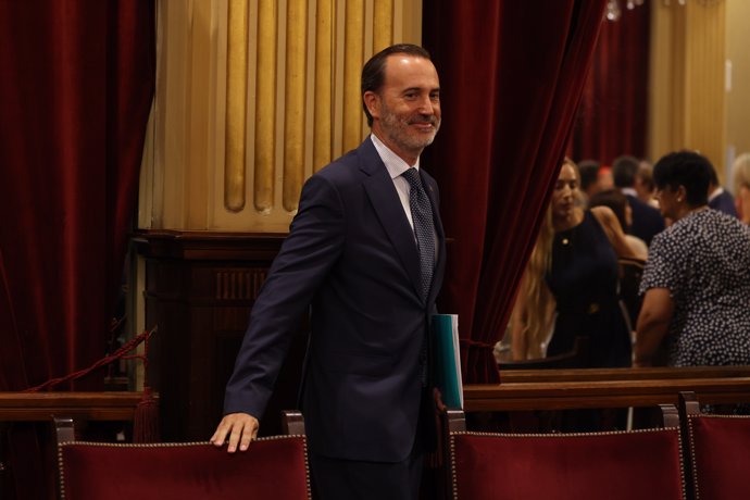 El president de la Mesa del Parlament Balear, Gabriel Le Senne, durante la celebración del pleno extraordinario del Parlament, en el Parlament balear, a 3 de septiembre de 2024, en Palma de Mallorca, Baleares (España).