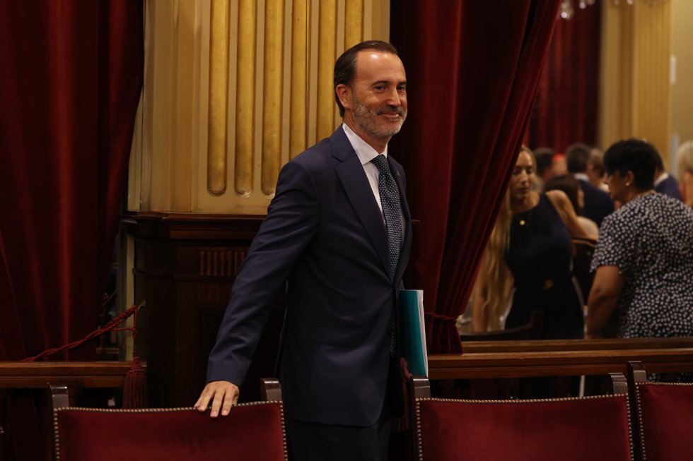 El president de la Mesa del Parlament Balear, Gabriel Le Senne, durante la celebración del pleno extraordinario del Parlament, en el Parlament balear, a 3 de septiembre de 2024, en Palma de Mallorca, Baleares (España).