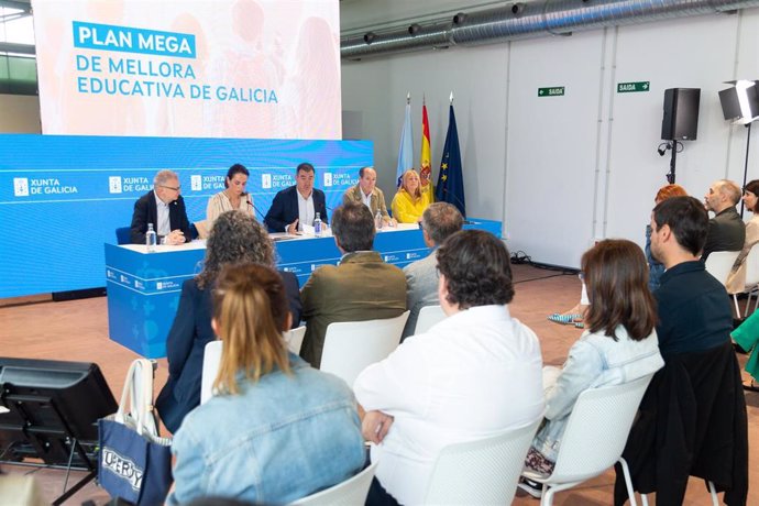 El conselleiro de Educación, Ciencia, Universidades e FP, Román Rodríguez, con la directora xeral de Ordenación e Innovación Educativa, Judith Fernández, con otros cargos de su departamento.