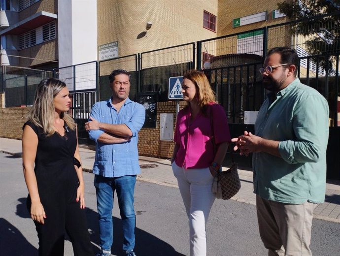 La Portavoz Del PSOE De Andalucía Y Parlamentaria Autonómica Por El PSOE De Huelva, María Márquez (Izquierda), Junto A Otros Miembros Del Partido, Frente Al CEIP Practicas De La Capital.