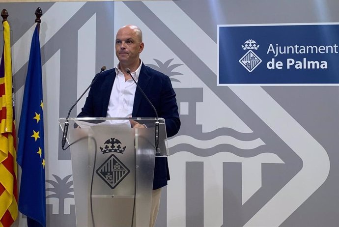 El teniente de alcalde y regidor de Urbanismo y Vivienda, Óscar Fidalgo, en rueda de prensa.