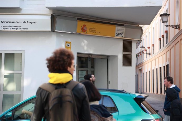 Archivo - Una mujer frente a la oficina del SAE de la calle Alfonso XII, en foto de archivo.