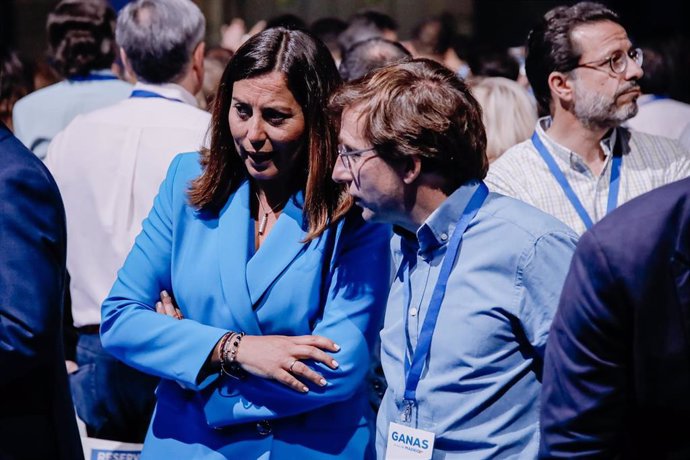 Archivo - La nueva vicesecretaria de Organización y Territorial del PP de Madrid, Ana Millán, y el alcalde de Madrid, José Luis Martínez-Almeida, durante la clausura del  XVII Congreso del Partido Popular de Madrid, en Feria de Madrid IFEMA