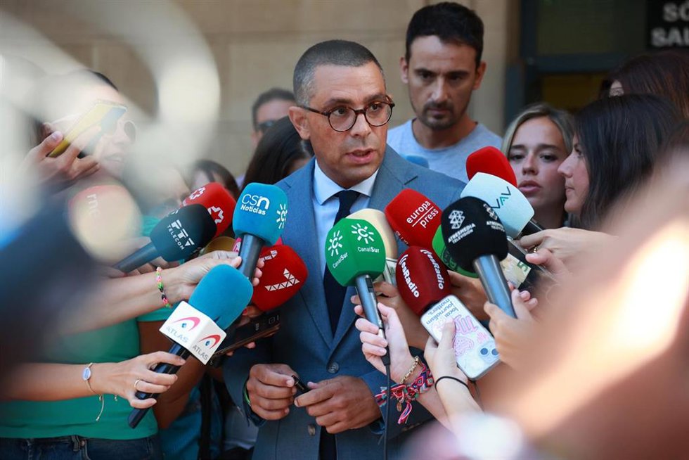El abogado José Antonio Sires atiende a los medios de comunicación ante los juzgados del Prado de San Sebastián