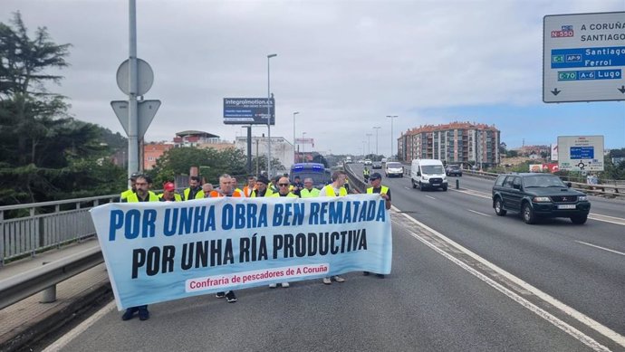 Corte de tráfico de miembros de la Cofradía de Pescadores de A Coruña en el puente de A Pasaxe