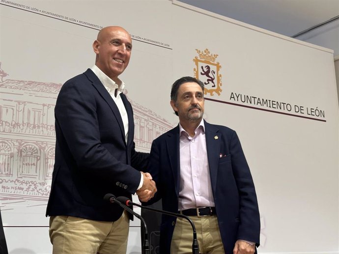 El alcalde de León, José Antonio Diez, y el presidente del Colegio Oficial de Graduados Sociales de León, Leonardo Olivares