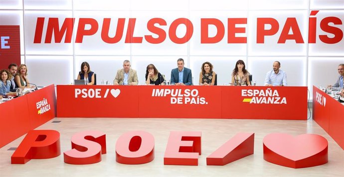 El presidente del Gobierno y Secretario General del PSOE, Pedro Sánchez (c), preside la reunión de la Ejecutiva Federal, en la sede del PSOE, a 2 de septiembre de 2024, en Madrid (España)