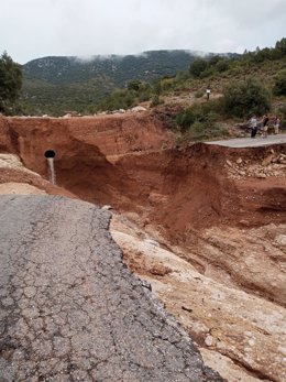 La intensa lluvia corta la carretera A-1227 en dos tramos, a la altura de Yaso, en Bierge (Huesca)