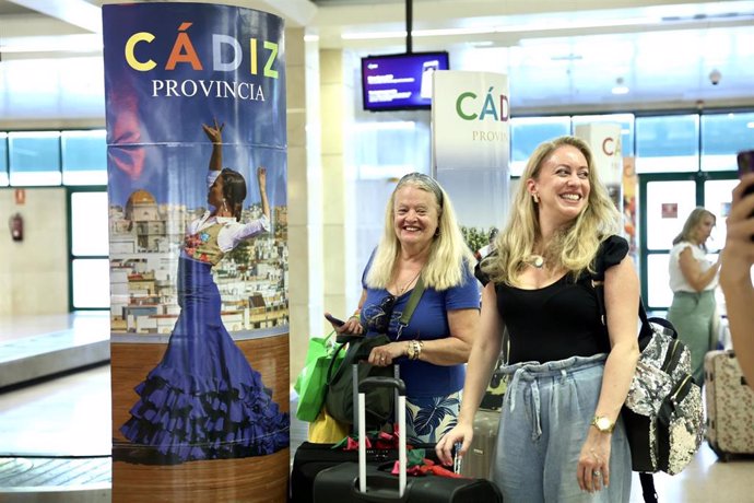 Pasajeros procedentes de las Islas Canarias aterrizan en el aeropuerto de Jerez (Cádiz). ARCHIVO.