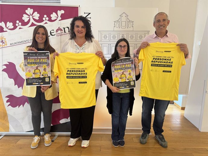 Los concejales de Deportes y Bienestar Social, Vicente Canuria y Vera López, portan las camisetas de la carrera junto a las representantes del colectivo organizador