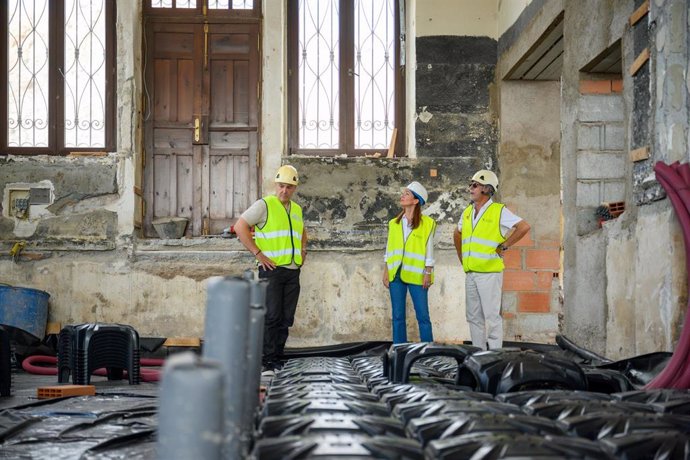 La presidenta de APA, Rosario Soto, visita las obras del Varadero.