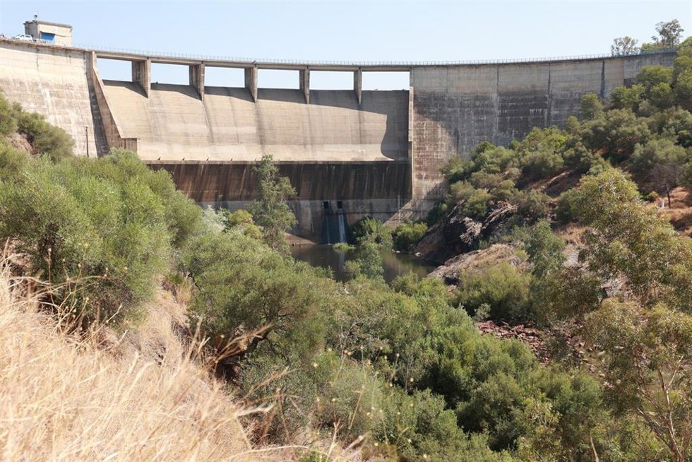 Vista general del embalse de El Gergal en Guillena. A 06 de agosto de 2024, en Guillena, Sevilla (Andalucía, España).