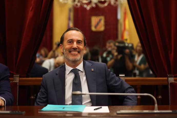 El presidente del Parlament, Gabriel Le Senne, ocupando un escaño.