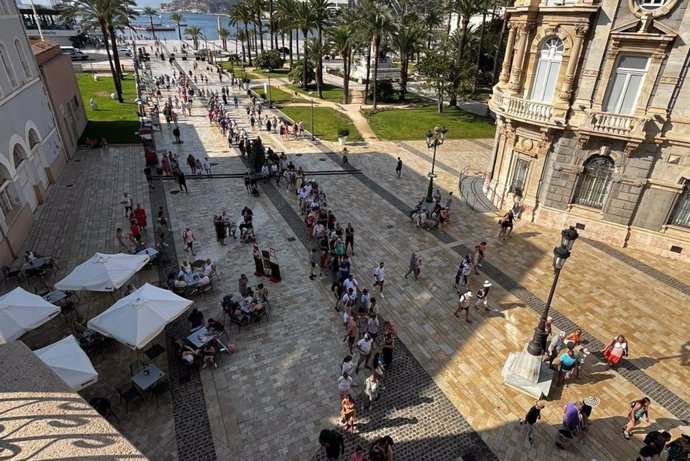 Turistas visitan el entorno de la Casa Consistorial de Cartagena