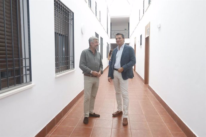 El alcalde de Córdoba, José María Bellido, y el presidente de Vimcorsa, Miguel Ángel Torrico, en una entrega de viviendas.