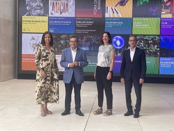 La directora de CaixaForum Barcelona Mireia Domingo, el director general adjunto de la Fund.La Caixa Joan Ramon Fuertes, la directora del Área de Exposiciones Isabel Salgado y el director de CosmoCaixa Valentí Farràs