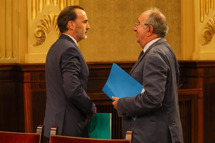 Gabriel Le Senne y Agustín Buades, en el Parlament.