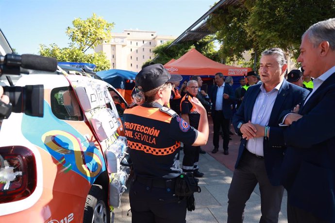 El consejero de la Presidencia, Antonio Sanz, y el alcalde de Sevilla, José Luis Sanz, junto a un miembro de Protección Civil en una imagen de 2 de septiembre.