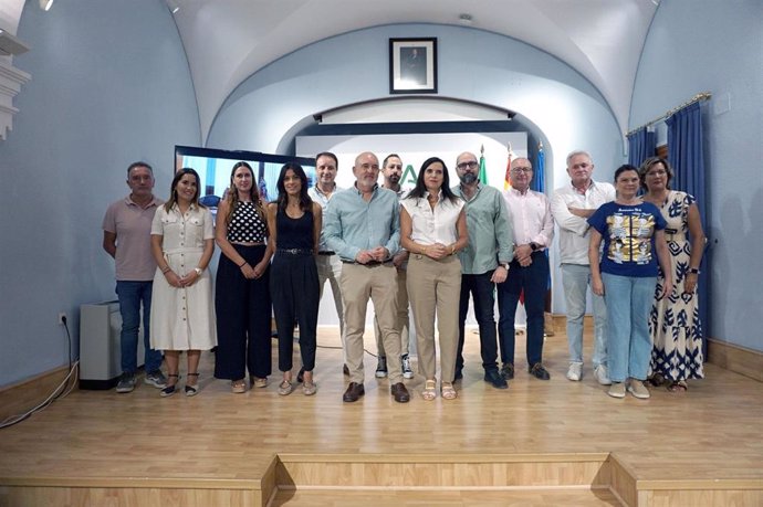 Foto de grupo con delegada de Empleo, María Dolores Gálvez; el responsable Comercio Córdoba, Rafael Bados, y el director de los videos y campaña promocional, Manuel Gutiérrez, junto con responsables de los ocho CCA de la provincia.