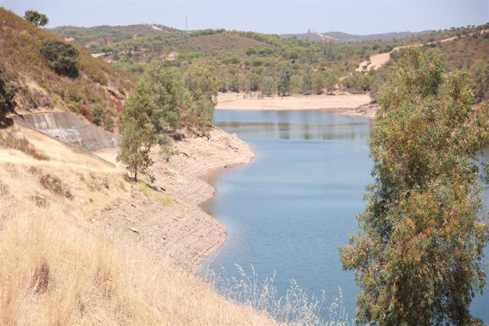 Vista general del embalse de Aznalcóllar. A 06 de agosto de 2024, en Aznalcóllar, Sevilla (Andalucía, España). 