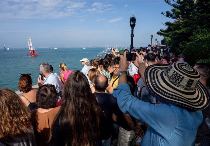 Archivo - Espectadores presenciando el Gran Premio de España de la SailGP 2023-2024