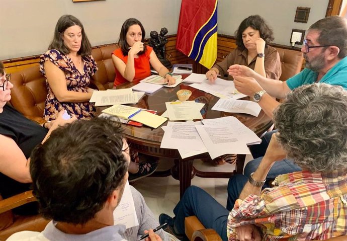 La alcaldesa de Sanlúcar de Barrameda (Cádiz), Carmen Álvarez, y Emilio Rodríguez Merino, director de la Oficina Técnica de Doñana, en una reunión en el Ayuntamiento de Sanlúcar.