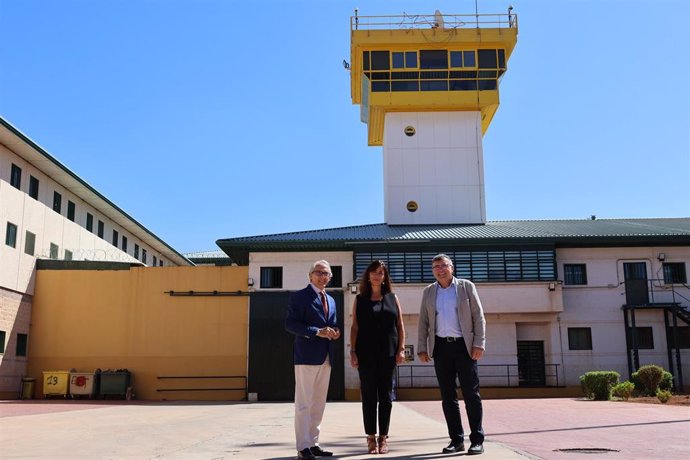 Visita del subdelegado del Gobierno en Granada, José Antonio Montilla, en la derecha en la imagen, con su director, Miguel Ángel de la Curz, a la izquierda